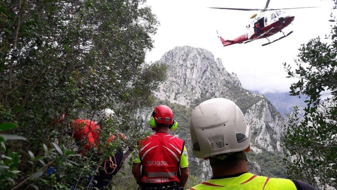 El helicóptero del Gobierno de Cantabria y tres rescatadores en la busqueda de un nontañero perdido. El helicóptero del Gobierno de Cantabria y tres rescatadores en la busqueda de un nontañero perdido.