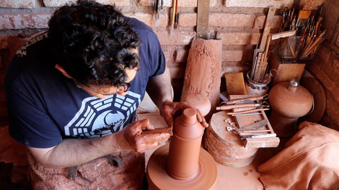 Tito' moldea un spray en el torno Tito' moldea un spray en el torno