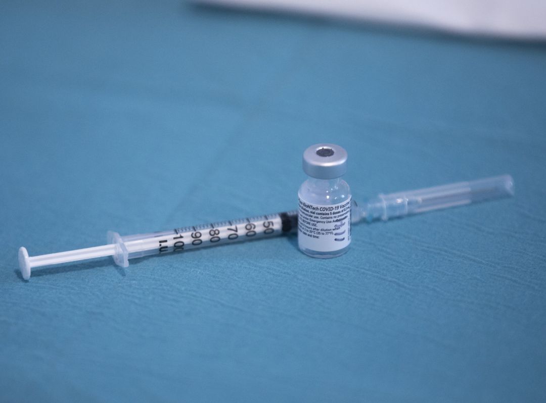 Una jeringa junto a un vial de la vacuna de Pfizer- BioNtech contra la Covid-19 Una jeringa junto a un vial de la vacuna de Pfizer- BioNtech contra la Covid-19
