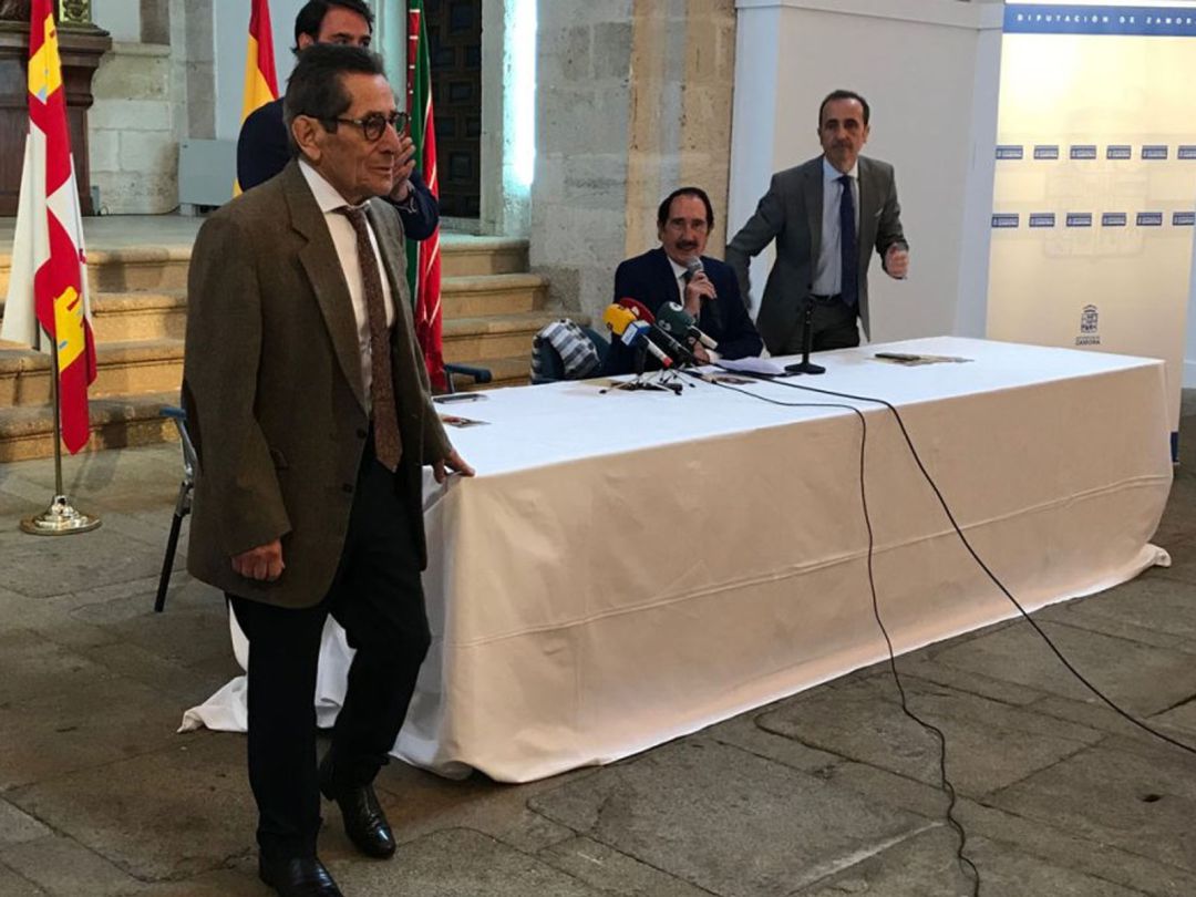 Andrés Vázquez durante la presentación de la Feria Taurina de San Pedro 2018, junto a Carlos Zuñiga, Manolo Molés y José Luis Prieto Andrés Vázquez durante la presentación de la Feria Taurina de San Pedro 2018, junto a Carlos Zuñiga, Manolo Molés y José Luis Prieto