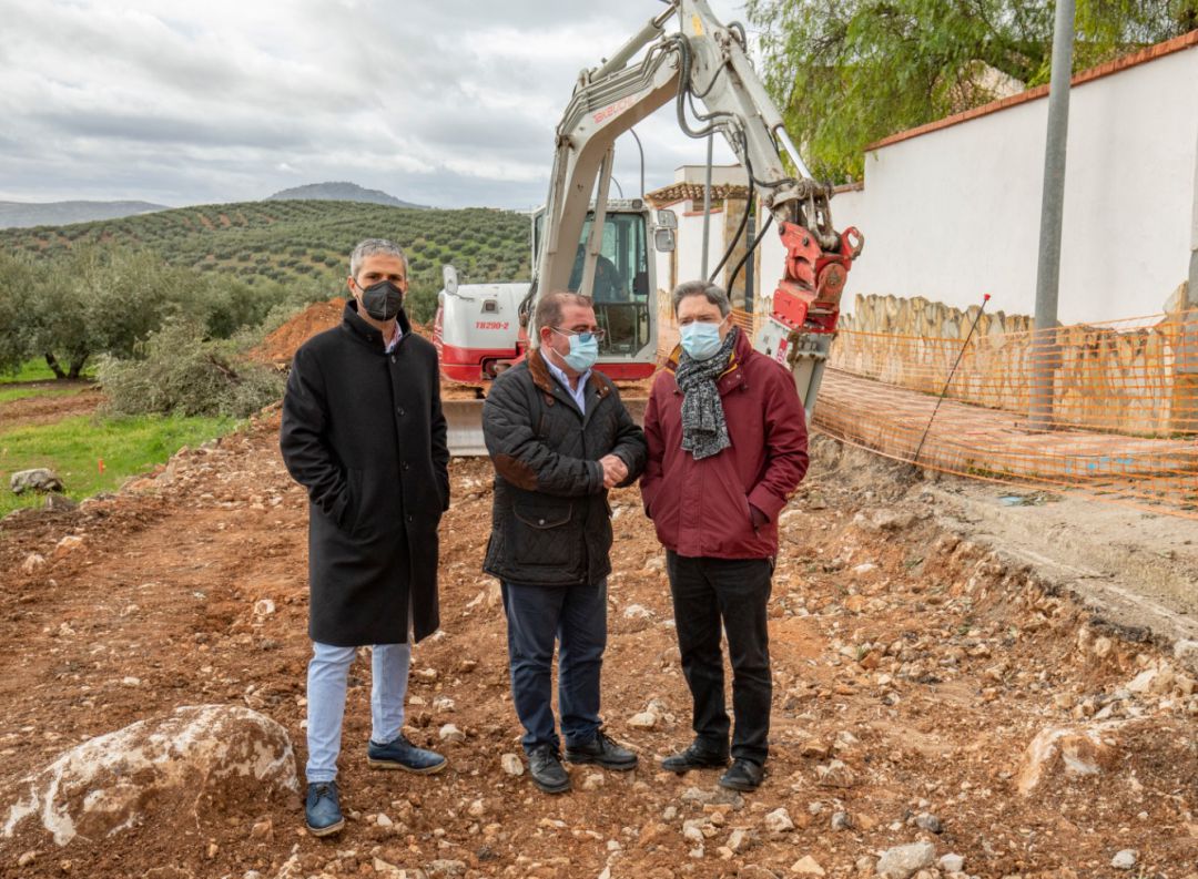 (De izq. a der.) Manuel La Torre, alcalde pedáneo de La Bobadilla, José Castro, diputado de infraestructuras municipales y Valeriano Martín, alcalde de Alcaudete
(De izq. a der.) Manuel La Torre, alcalde pedáneo de La Bobadilla, José Castro, diputado de infraestructuras municipales y Valeriano Martín, alcalde de Alcaudete