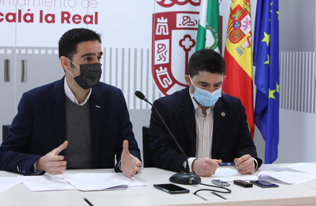 Marino Aguilera, alcalde de Alcalá la Real (izq.), y Ángel Montoro, concejal de Hacienda (der.) Marino Aguilera, alcalde de Alcalá la Real (izq.), y Ángel Montoro, concejal de Hacienda (der.)
