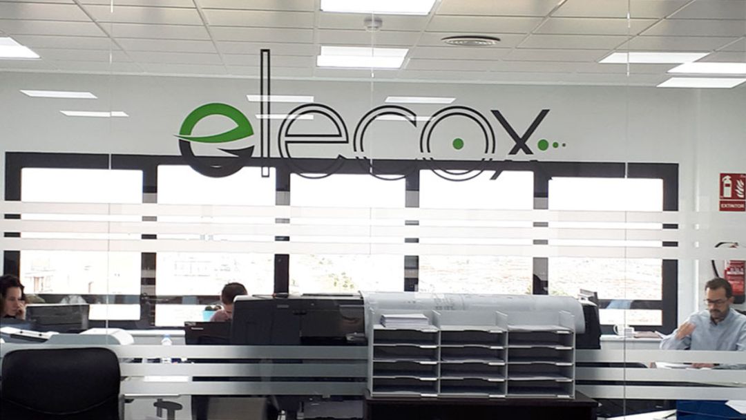 Elecox es una compañía que ofrece instalaciones eléctricas y mantenimiento integral a superficies comerciales, hipermercados, supermercados o edificios singulares Elecox es una compañía que ofrece instalaciones eléctricas y mantenimiento integral a superficies comerciales, hipermercados, supermercados o edificios singulares