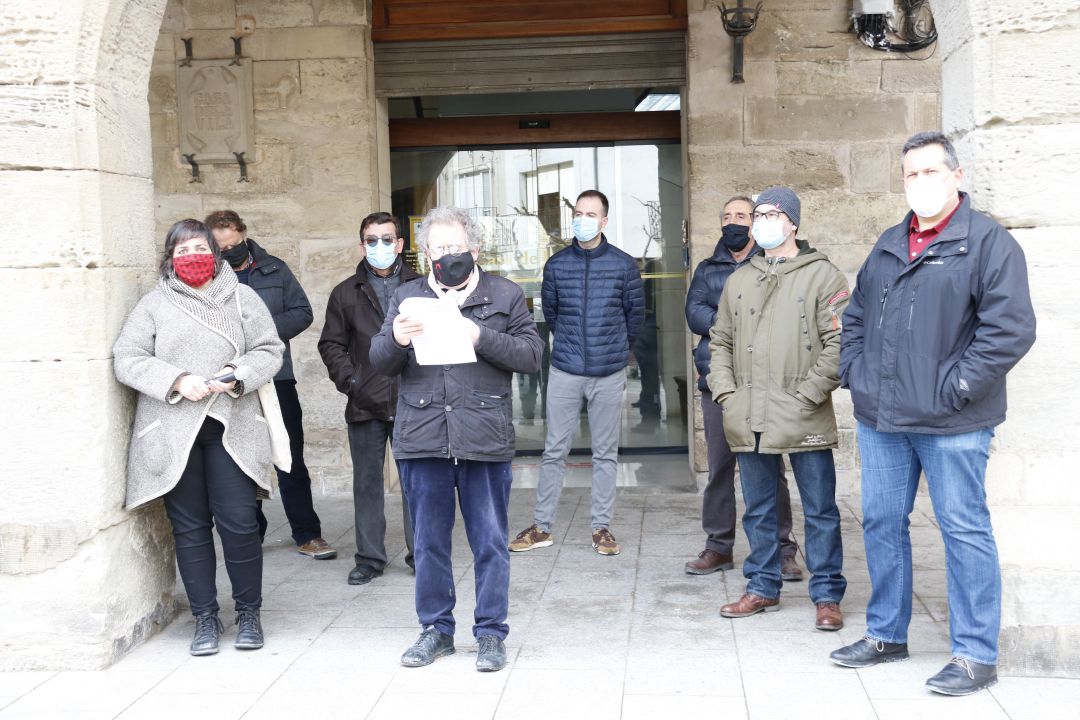 L'alcalde de Montblanc, Josep Andreu, junt amb altres alcaldes de la Conca de Barberà, llegint un comunicat on es posicionen en contra de l'allau de projectes d'energies renovables, a Santa Coloma de Queralt. L'alcalde de Montblanc, Josep Andreu, junt amb altres alcaldes de la Conca de Barberà, llegint un comunicat on es posicionen en contra de l'allau de projectes d'energies renovables, a Santa Coloma de Queralt.