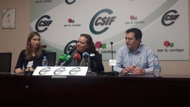 La afectada, afiliada de CSIF, contando su caso en rueda de prensa La afectada, afiliada de CSIF, contando su caso en rueda de prensa