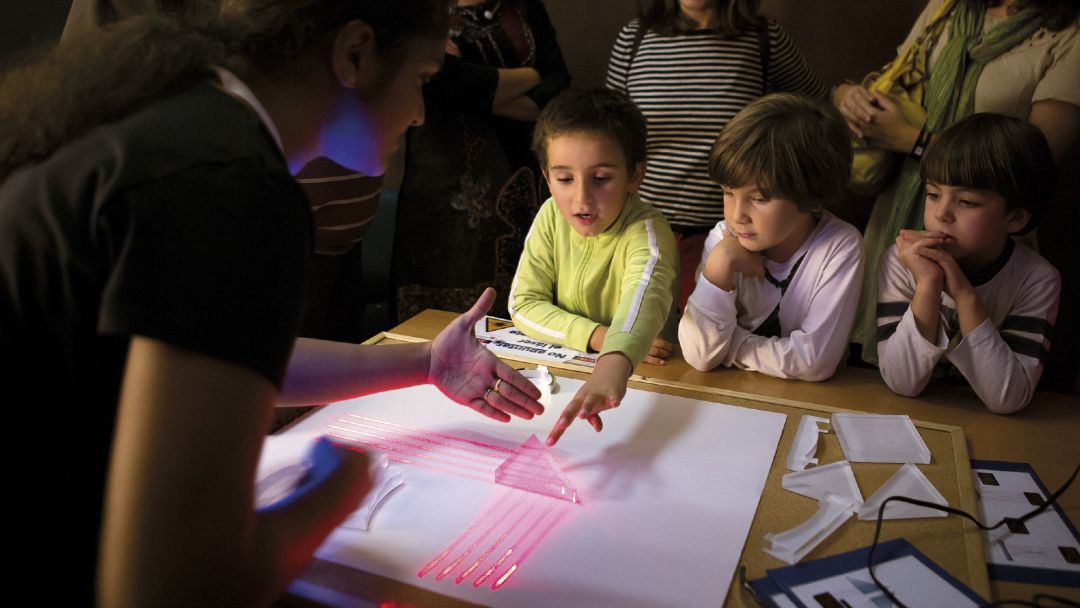 Una científica del CSIC impartiendo el taller de divulgación ‘Descubriendo la luz’, en el marco del proyecto 'Ciudad Ciencia'. Una científica del CSIC impartiendo el taller de divulgación ‘Descubriendo la luz’, en el marco del proyecto 'Ciudad Ciencia'.
