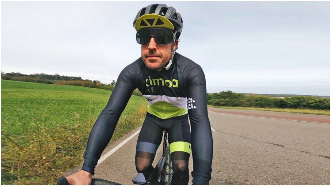 Fernando Alonso, en una ruta con su bici Fernando Alonso, en una ruta con su bici