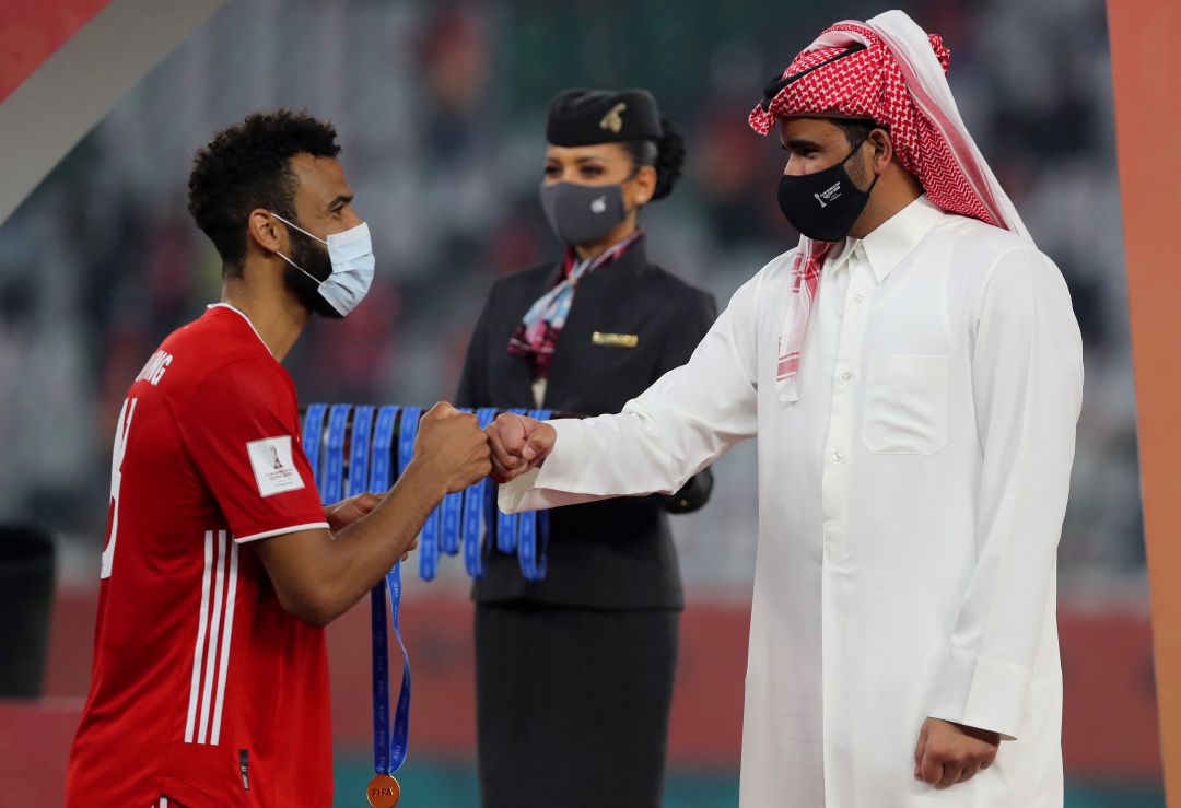 El polémico gesto del Mundial de Clubes: el jeque de Qatar evita saludar a las mujeres del equipo arbitral El polémico gesto del Mundial de Clubes: el jeque de Qatar evita saludar a las mujeres del equipo arbitral