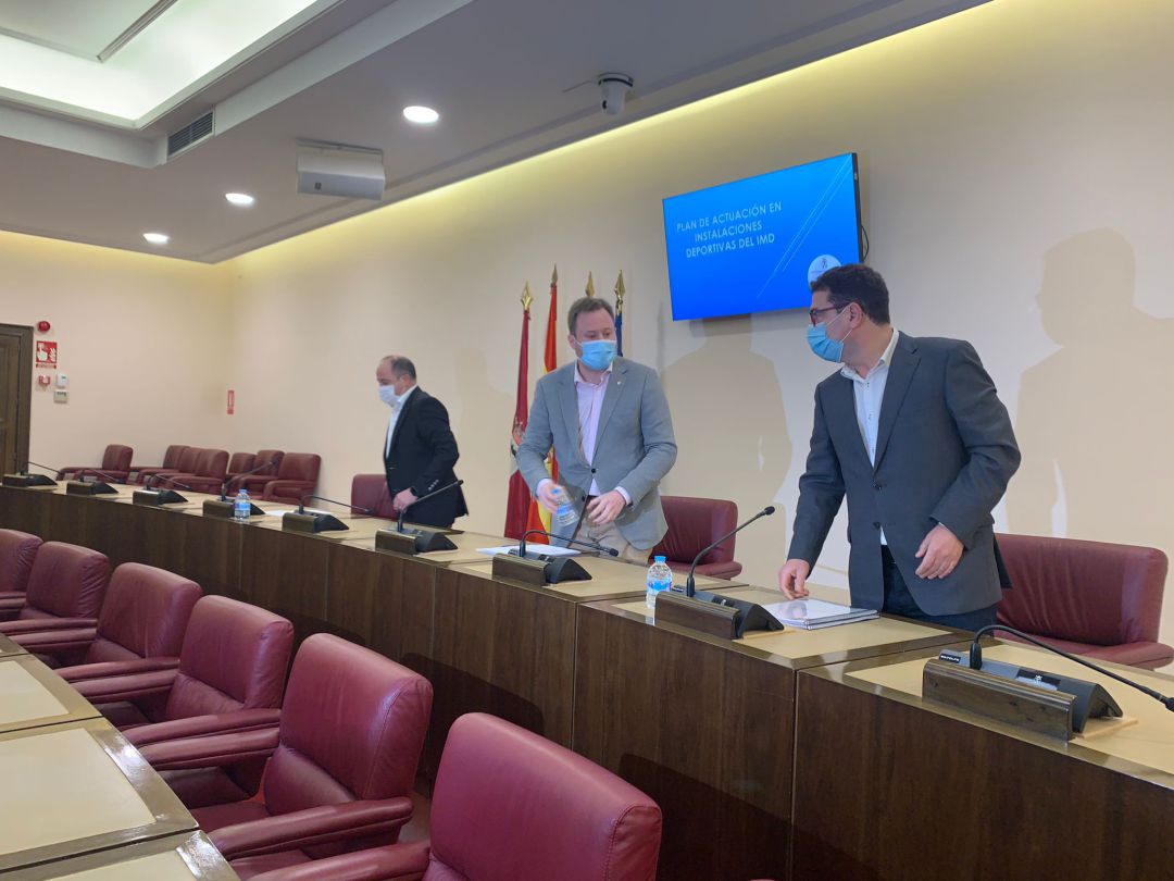 Emilio Sáez, Vicente Casañ y Modesto Belinchón en la rueda de prensa en el Ayuntamiento de Albacete. Emilio Sáez, Vicente Casañ y Modesto Belinchón en la rueda de prensa en el Ayuntamiento de Albacete.