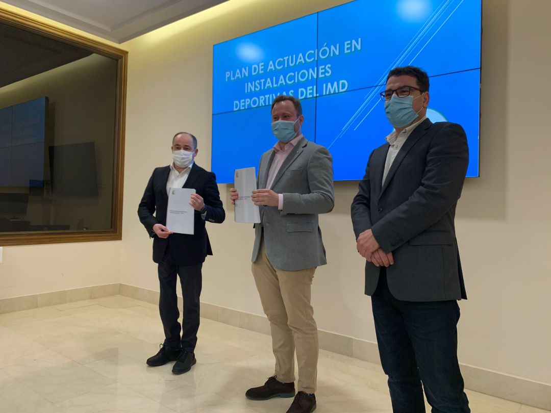 Emilio Sáez, Vicente Casañ y Modesto Belinchón en la presentación del Plan de Actuación en Instalaciones Deportivas del IMD. Emilio Sáez, Vicente Casañ y Modesto Belinchón en la presentación del Plan de Actuación en Instalaciones Deportivas del IMD.