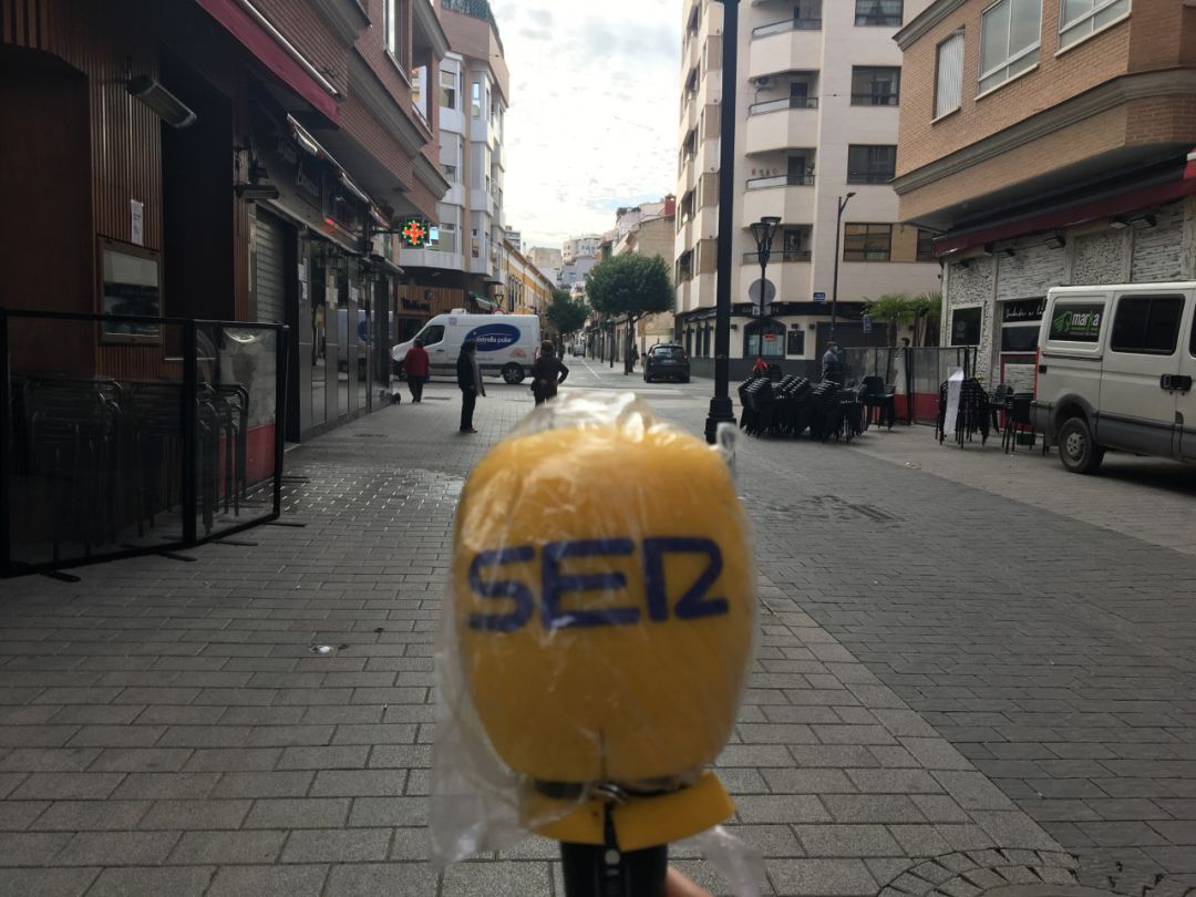 Bares y restaurantes de la calle Tejares se preparan para la reapertura. Bares y restaurantes de la calle Tejares se preparan para la reapertura.