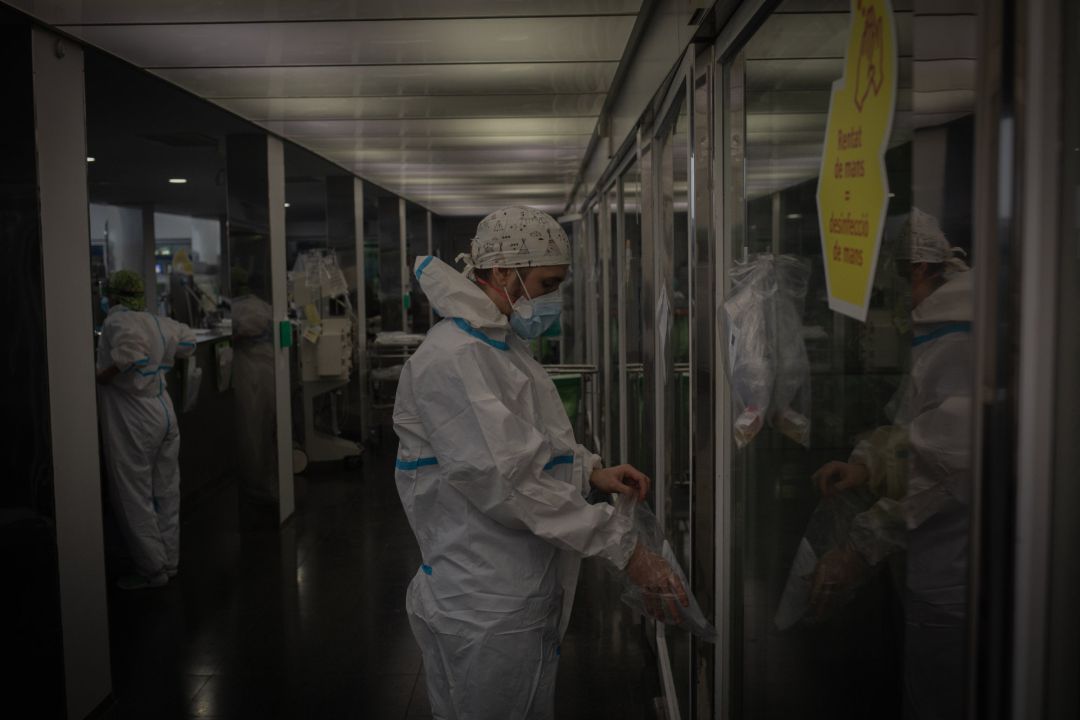 Un trabajador sanitario protegido en una Unidad de Cuidados Intensivos, en una imagen de archivo Un trabajador sanitario protegido en una Unidad de Cuidados Intensivos, en una imagen de archivo