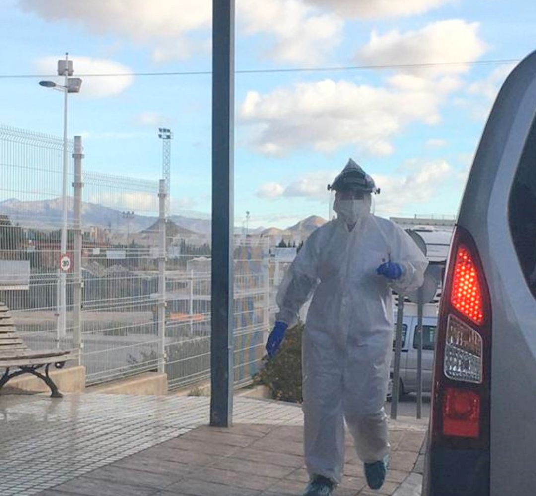 Sanitaria haciendo PCR a un vehículo Sanitaria haciendo PCR a un vehículo