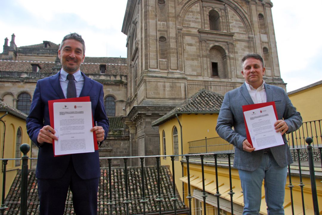 El concejal de Turismo de Granada, Manuel Olivares, y el diputado de Turismo, Enrique Medina, en la sede del Patronato Provincial de Tursmo de Granada mostrando el acuerdo de colaboración firmado entre ambas instituciones El concejal de Turismo de Granada, Manuel Olivares, y el diputado de Turismo, Enrique Medina, en la sede del Patronato Provincial de Tursmo de Granada mostrando el acuerdo de colaboración firmado entre ambas instituciones