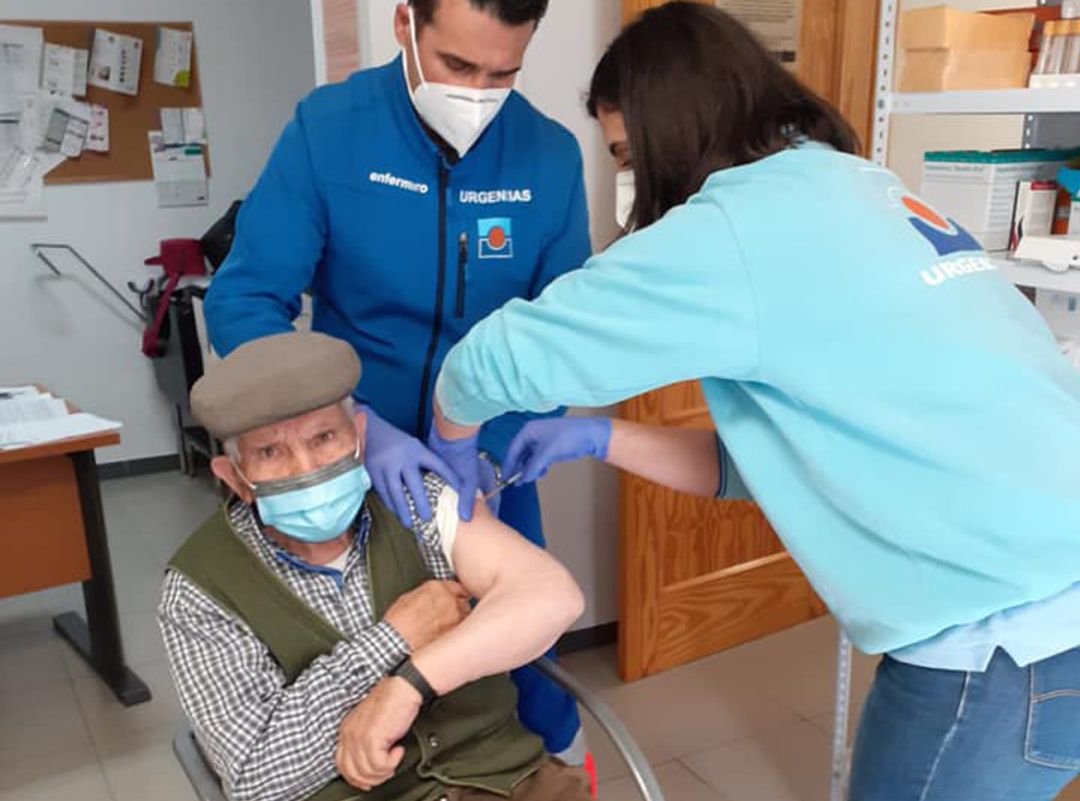 Personal sanitario vacuna contra la covid a un mayor en La Puebla de don Fadrique (Granada) Personal sanitario vacuna contra la covid a un mayor en La Puebla de don Fadrique (Granada)
