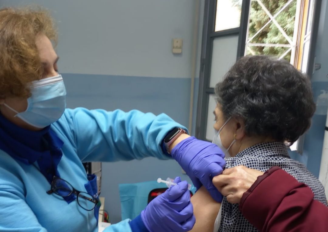 Administración de una vacuna a una de estas personas mayores de 80 años que tuvo lugar en el centro de Salud San José de Linares Administración de una vacuna a una de estas personas mayores de 80 años que tuvo lugar en el centro de Salud San José de Linares