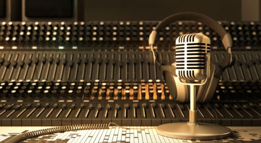 Micrófono y cascos en estudio de radio. Micrófono y cascos en estudio de radio.