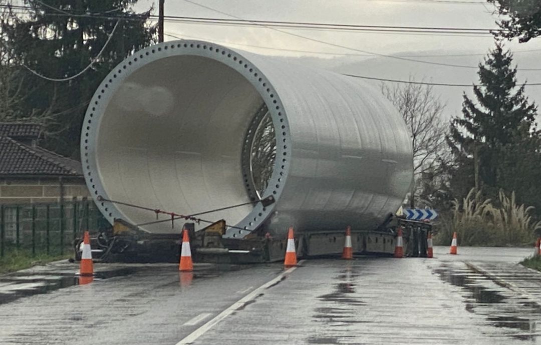El transporte eólico bloqueó la carretera casi por completo El transporte eólico bloqueó la carretera casi por completo
