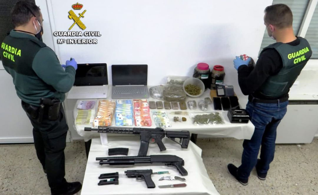 Operación Jarangun en donde se incautó medio kilo de hachís, medio kilo de marihuana, además de 11.500 euros en efectivo y varias armas. Operación Jarangun en donde se incautó medio kilo de hachís, medio kilo de marihuana, además de 11.500 euros en efectivo y varias armas.