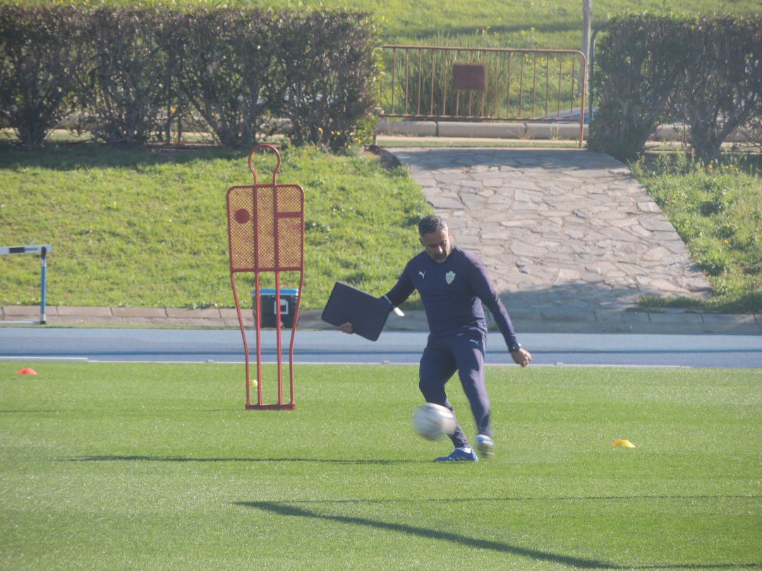 José Gomes en el entrenamiento rojiblanco en el Anexo. José Gomes en el entrenamiento rojiblanco en el Anexo.
