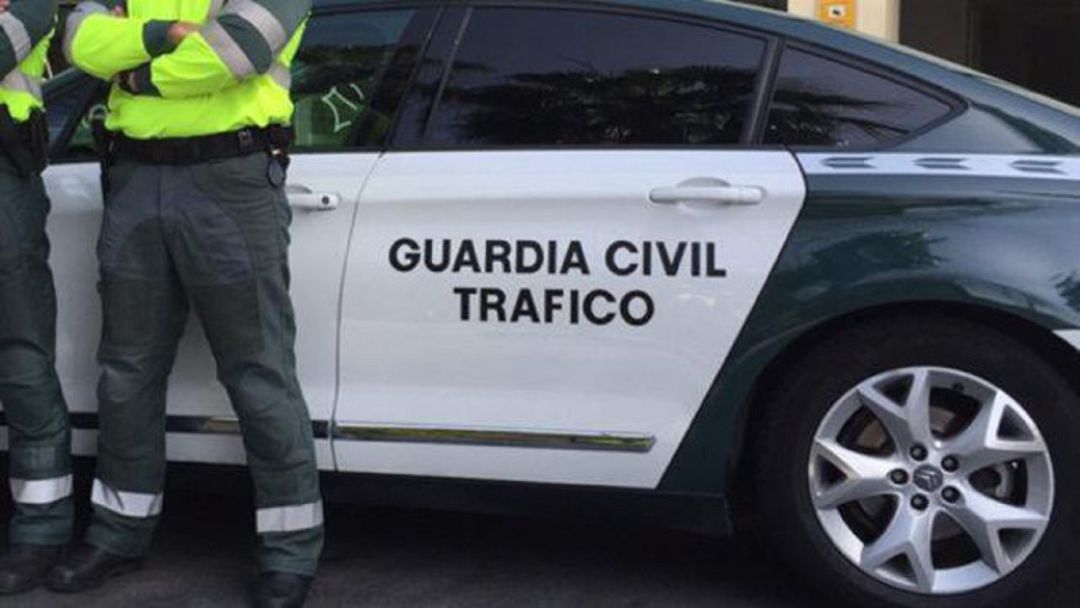 Tras ordenar el alto al vehículo, los agentes constataron que el conductor carecía de permiso al no haberlo obtenido nunca. Tras ordenar el alto al vehículo, los agentes constataron que el conductor carecía de permiso al no haberlo obtenido nunca.