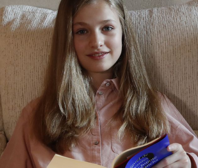 La Princesa Leonor lee junto a su hermana la Infanta Sofía pasajes de 'El Quijote' por el Día del Libro en el Palacio de la Zarzuela a 23 de abril de 2020. La Princesa Leonor lee junto a su hermana la Infanta Sofía pasajes de 'El Quijote' por el Día del Libro en el Palacio de la Zarzuela a 23 de abril de 2020.