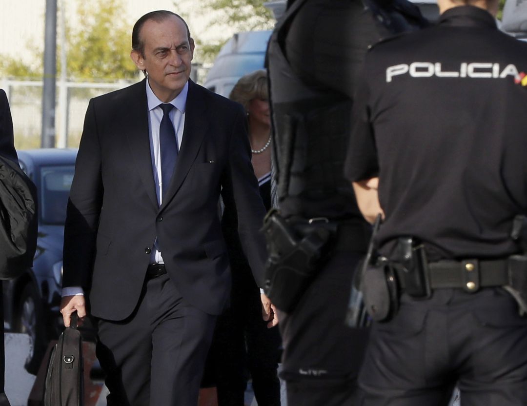 El exsecretario de Estado de Hacienda y exvicepresidente de Caja Madrid, Estanislao Rodríguez-Ponga, llegando a la Audiencia Nacional en San Fernando de Henares, en una imagen de archivo de las 'tarjetas black'. El exsecretario de Estado de Hacienda y exvicepresidente de Caja Madrid, Estanislao Rodríguez-Ponga, llegando a la Audiencia Nacional en San Fernando de Henares, en una imagen de archivo de las 'tarjetas black'.