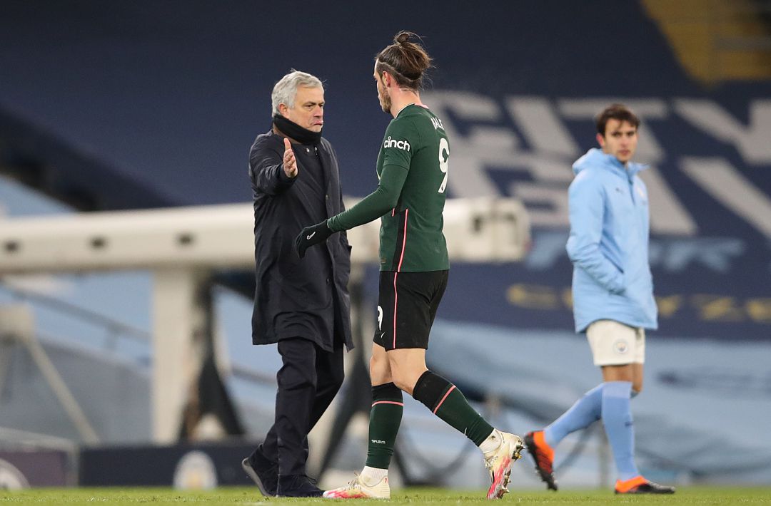 Mourinho y Bale se saludan al término del encuentro. Mourinho y Bale se saludan al término del encuentro.