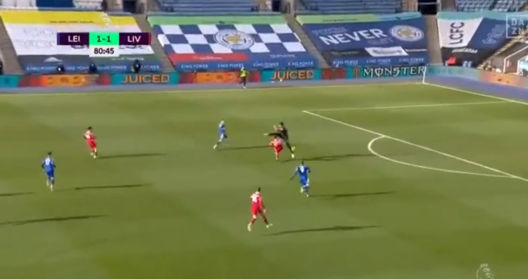 Momento del choque entre Alisson y Kabak. Momento del choque entre Alisson y Kabak.