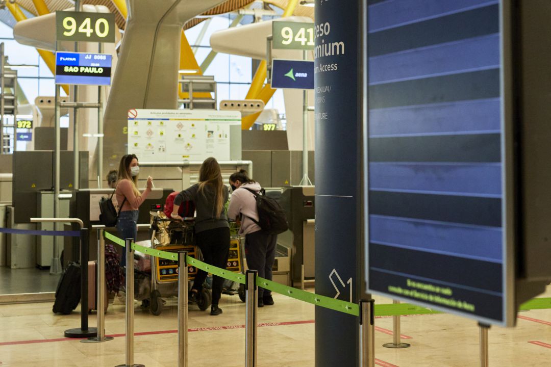 Varias personas facturan su equipaje en la terminal T4 del Aeropuerto Adolfo Suárez Madrid-Barajas Varias personas facturan su equipaje en la terminal T4 del Aeropuerto Adolfo Suárez Madrid-Barajas
