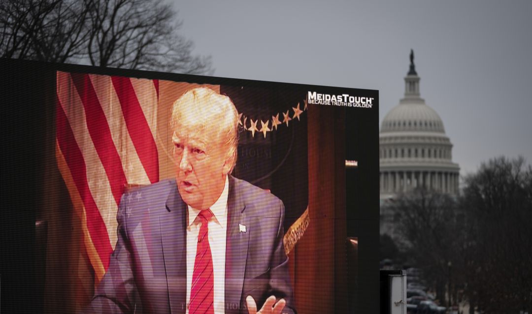 Una valla publicitaria muestra un vídeo de Donald Trump en el contexto del segundo 'impeachment' al que se enfrenta el expresidente Una valla publicitaria muestra un vídeo de Donald Trump en el contexto del segundo 'impeachment' al que se enfrenta el expresidente