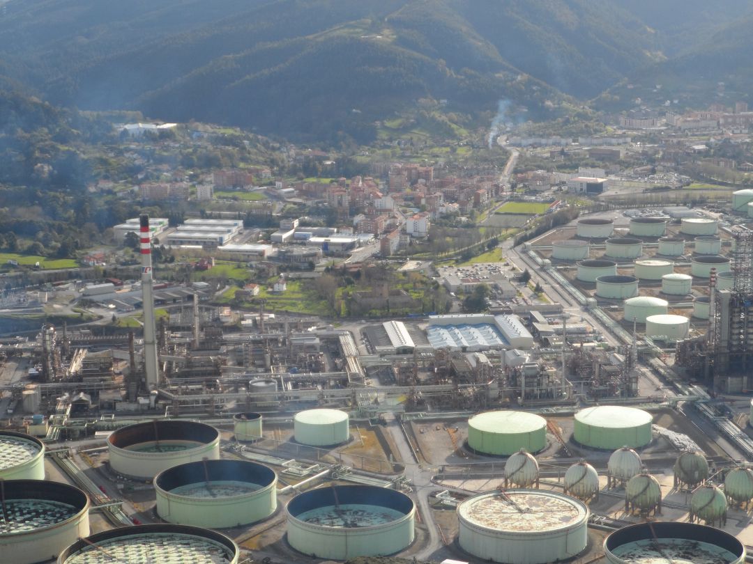 Vista aérea de la refinería de Petronor en Muskiz Vista aérea de la refinería de Petronor en Muskiz
