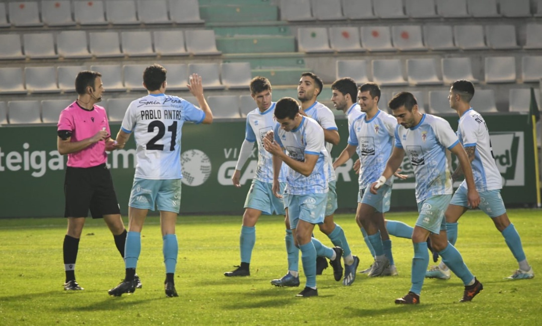 Los jugadores del Compos celebran el gol marcado por Pablo Antas en el partido de la primera vuelta en A Malata Los jugadores del Compos celebran el gol marcado por Pablo Antas en el partido de la primera vuelta en A Malata