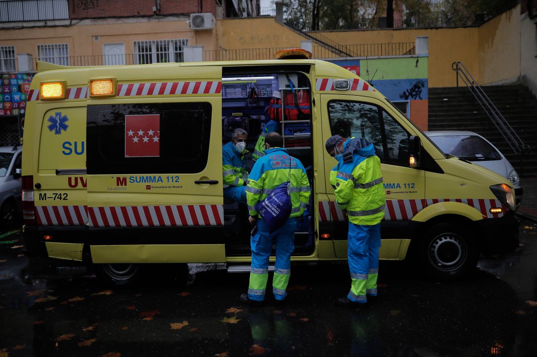 El SUMMA se prepara para recoger a un paciente El SUMMA se prepara para recoger a un paciente