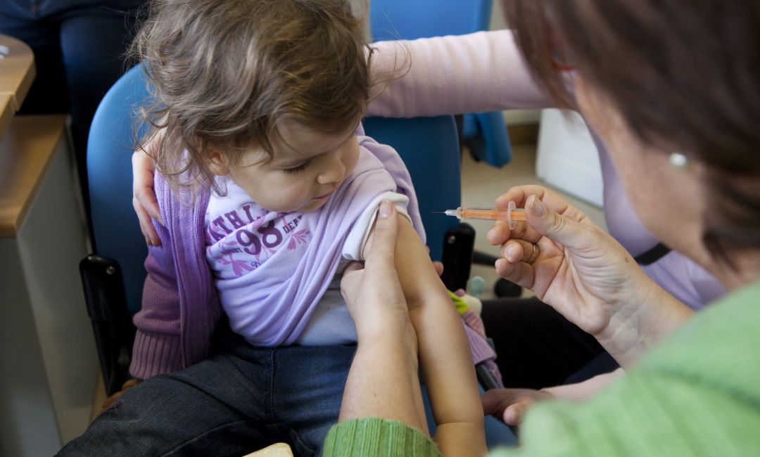 Una niña recibiendo una vacuna. Una niña recibiendo una vacuna.