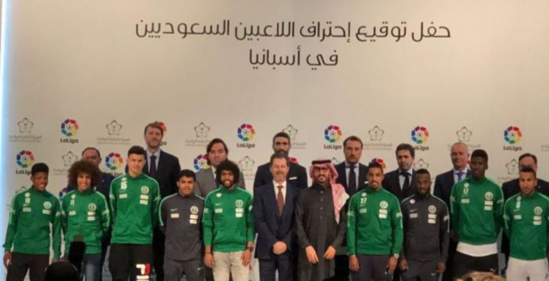Responsables de LaLiga y los nueve jugadores que llegan a España y el embajador de España en Arabia Saudí. Responsables de LaLiga y los nueve jugadores que llegan a España y el embajador de España en Arabia Saudí.