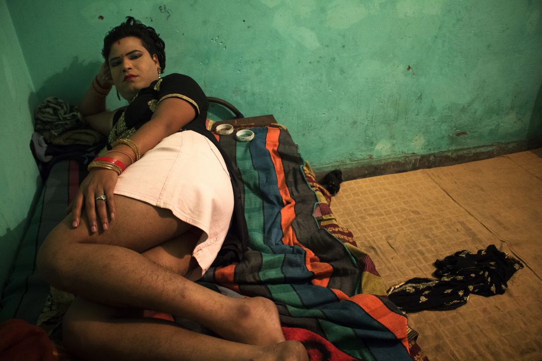 "Madhu en uno de los cuartos a punto de recibir un cliente". Delhi, India. 2019 "Madhu en uno de los cuartos a punto de recibir un cliente". Delhi, India. 2019