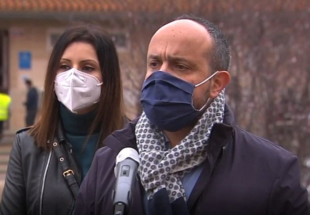 El candidato Alejandro Fernández (PP) junto a su número 2, Lorena Roldán, tras votar él en Tarragona El candidato Alejandro Fernández (PP) junto a su número 2, Lorena Roldán, tras votar él en Tarragona