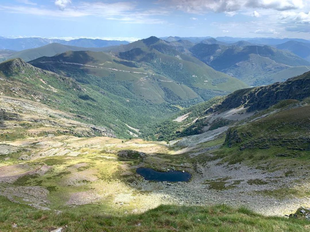 La Diputación de Lugo y varios ayuntamientos gallegos enumeran varias montañas que dicen estar en los Ancares lucenses, mientras que Candín asegura que están en el Bierzo. La Diputación de Lugo y varios ayuntamientos gallegos enumeran varias montañas que dicen estar en los Ancares lucenses, mientras que Candín asegura que están en el Bierzo.
