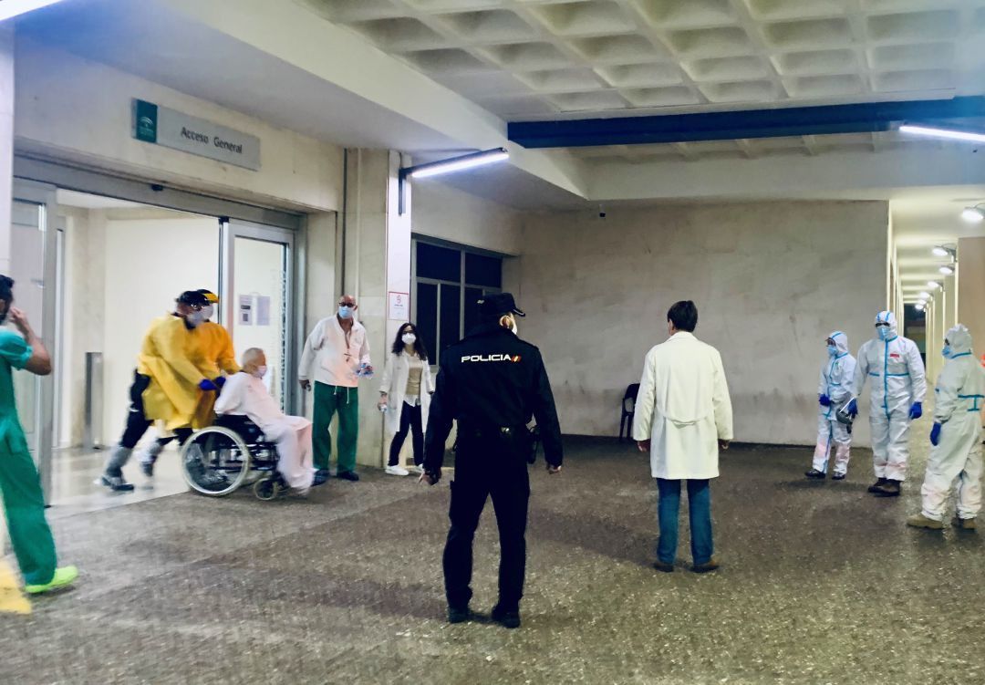 Momento en el que el detenido por causar el fuego del Hospital Puerta del Mar es llevado en silla de ruedas hasta la ambulancia Momento en el que el detenido por causar el fuego del Hospital Puerta del Mar es llevado en silla de ruedas hasta la ambulancia