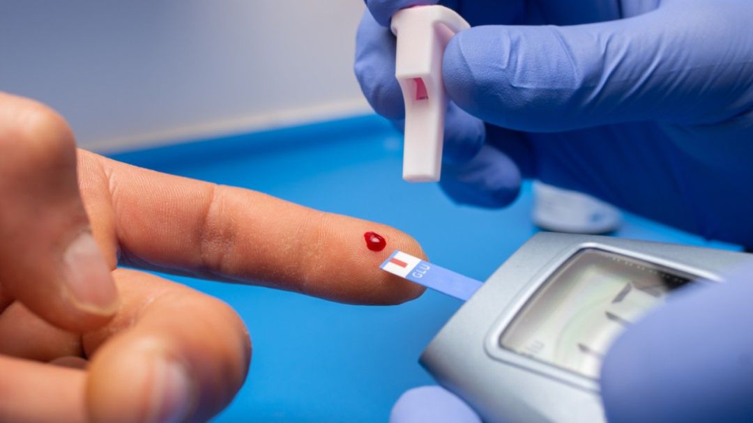 Medición de niveles de glucosa en sangre Medición de niveles de glucosa en sangre