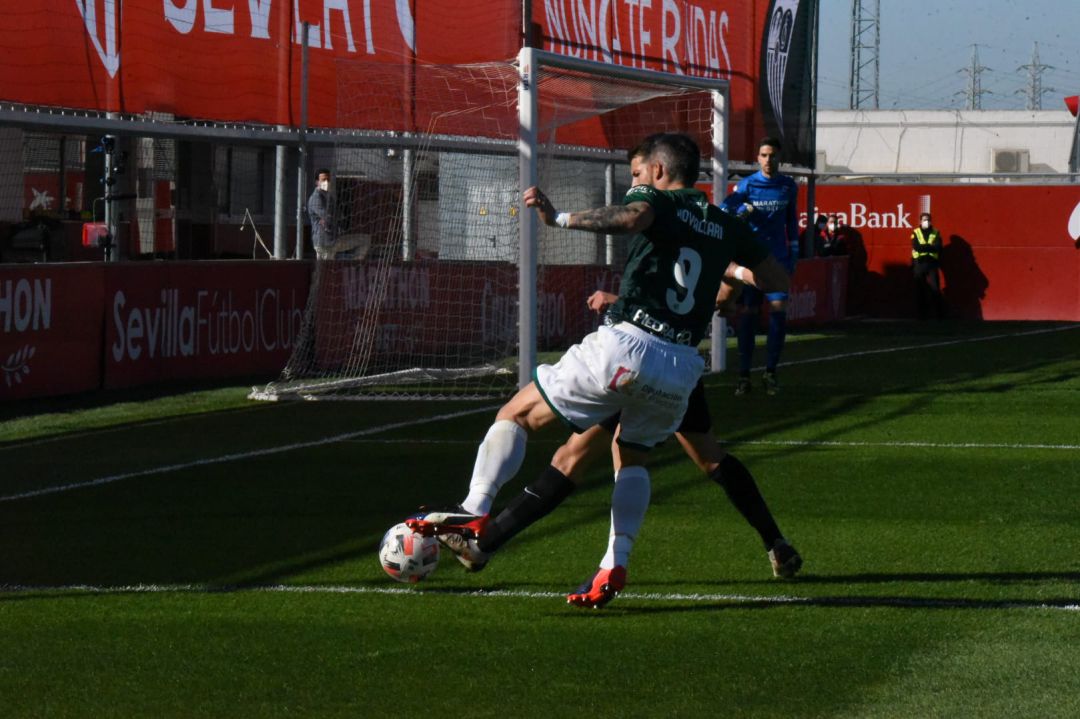 Piovaccari en una acción ante la portería de Pastor. Piovaccari en una acción ante la portería de Pastor.
