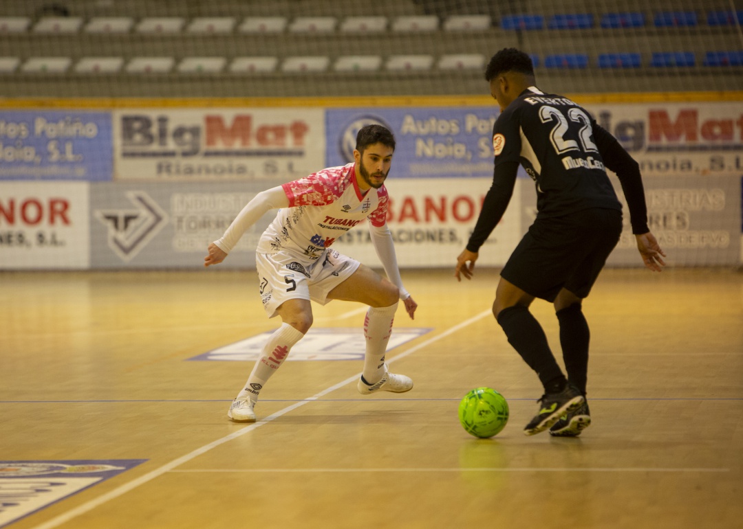 Everton, del Ceutí, conduce el balón ante la defensa de Lluc, del Noia Portus Apostoli Everton, del Ceutí, conduce el balón ante la defensa de Lluc, del Noia Portus Apostoli