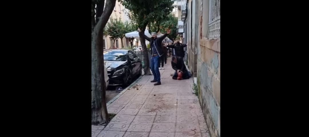 Momento de la agresión a un hombre por dos policías fuera de servicio en Linares. Momento de la agresión a un hombre por dos policías fuera de servicio en Linares.