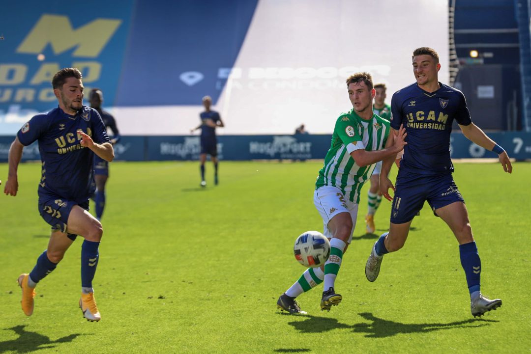 Liberto corre hacia el balón mientras Jordi aguanta siendo desplazado Liberto corre hacia el balón mientras Jordi aguanta siendo desplazado