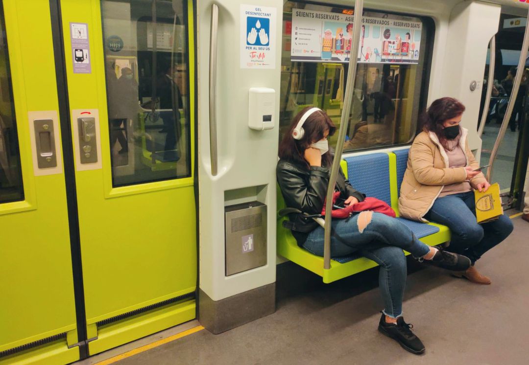 Dos usuarias de Metrovalencia escuchan música a través de sus auriculares Dos usuarias de Metrovalencia escuchan música a través de sus auriculares