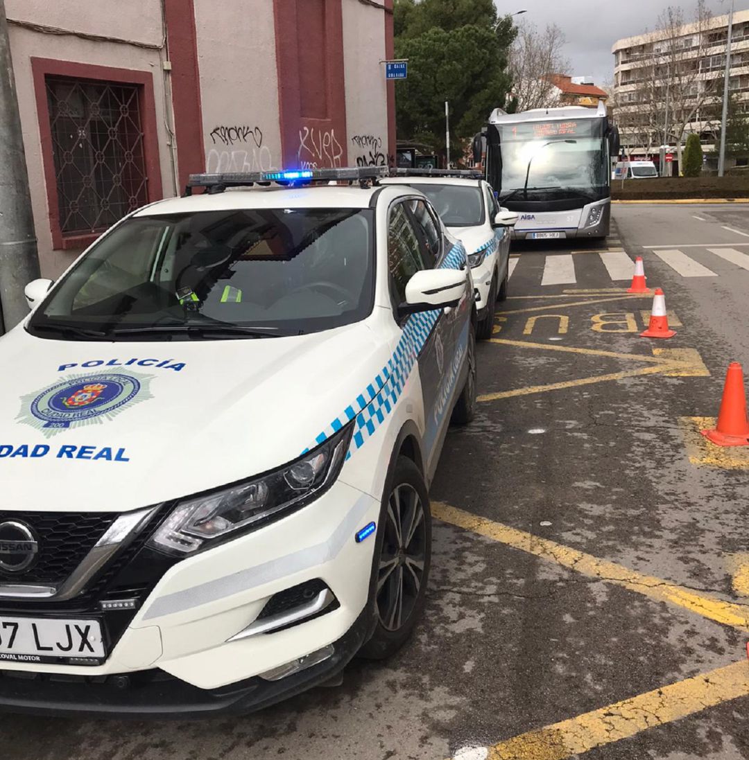 Agentes de Policía Local de Ciudad Real practicando controles de movilidad en vehículos de transporte interurbano Agentes de Policía Local de Ciudad Real practicando controles de movilidad en vehículos de transporte interurbano