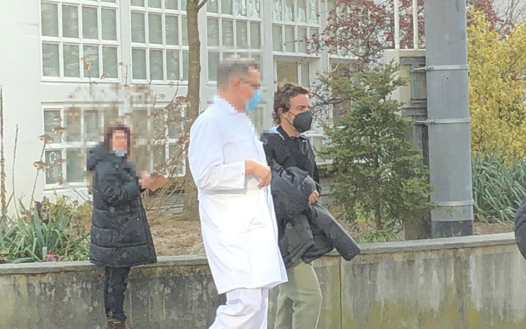 Alonso, junto a un sanitario a la salida del hospital. Alonso, junto a un sanitario a la salida del hospital.