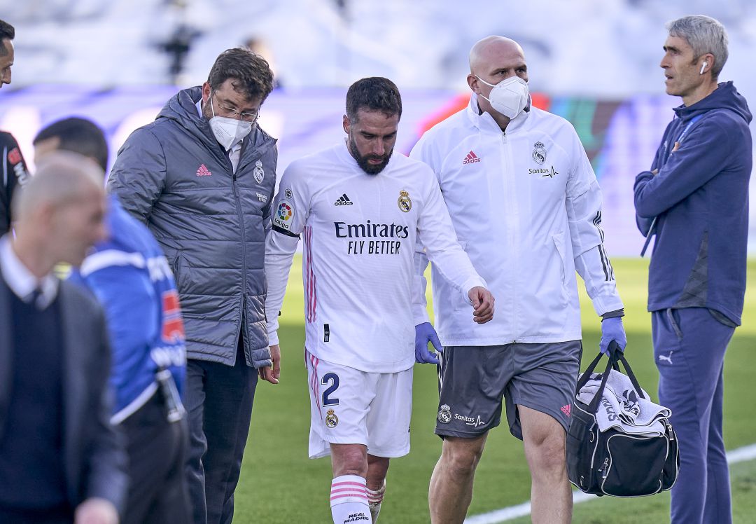 Carvajal se retira lesionado del partido ante el Valencia. Carvajal se retira lesionado del partido ante el Valencia.