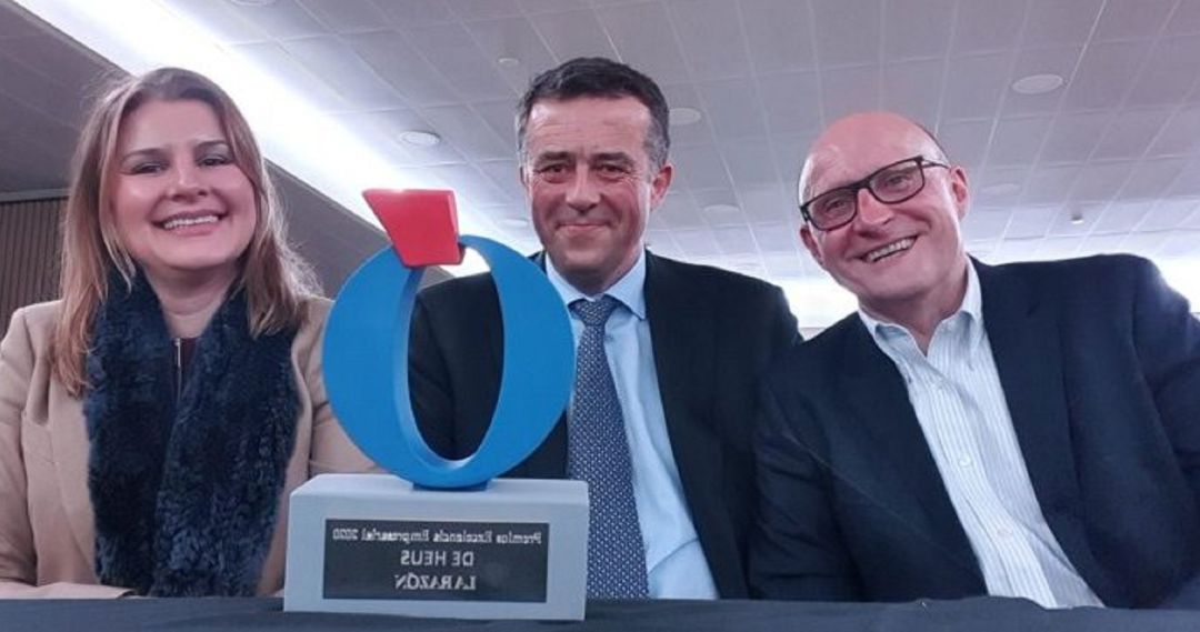 La dirección general de De Heus recogen el premio La dirección general de De Heus recogen el premio